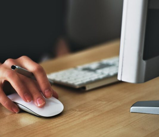 Gauč a kuchyň přes internet? Nábytkáři kupí ztráty, online prodej je nezachrání
