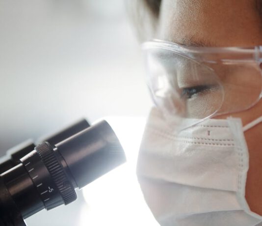 AstraZeneca – je bezpečná a účinná? Jaké jsou vedlejší účinky i účinnost