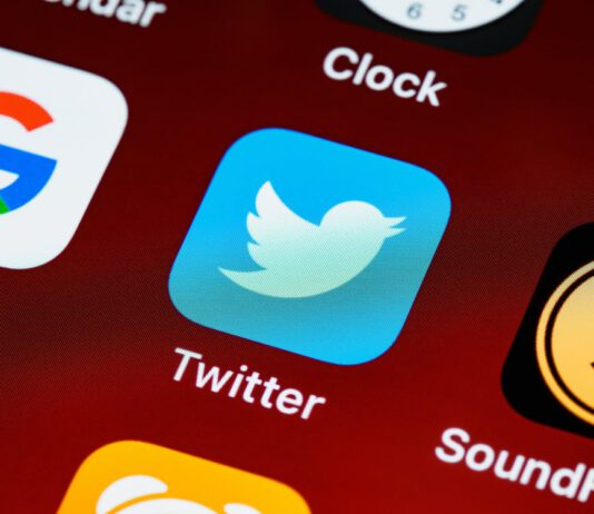 Muska zažaloval pro jeho twett akcionář Tesly