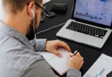 Proč úspěšní lidé nikdy nepřestanou studovat: celoživotní vzdělávání jako životní styl